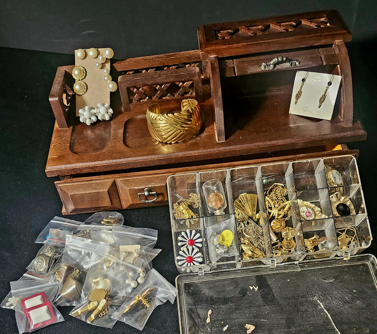 Collection of Jewelry, brooches, earrings and bracelets JW20-1112